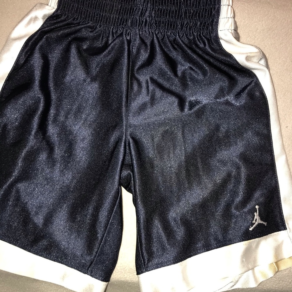 Jordan Navy blue and white shorts, super comfortable and in brand new condition